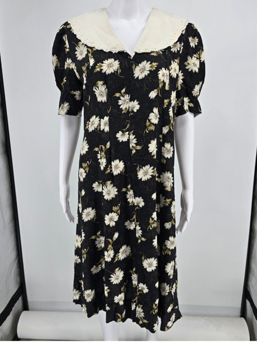 Vintage 1990s Caroline Wells Collection Pilgrim Collar Black Floral Dress (8/M)